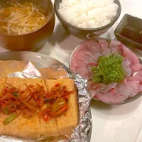 おっさん飯　汁　納豆キムチ油揚げ　熟成ワカシの刺身|ひげおやじさん