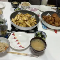 晩御飯☆みそ汁（玉葱・じゃが芋・乾燥野菜）☆フライドポテト（1キロ）☆唐揚げ（1キロ）☆胡瓜とワカメの酢の物|Saharaさん