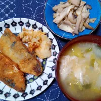 アジフライとヤマブシタケの天ぷらと味噌汁とエリンギのソテー|よっちびやばんぶーさん