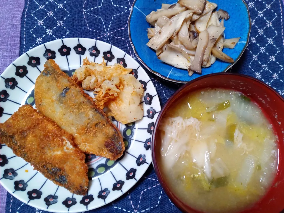 アジフライとヤマブシタケの天ぷらと味噌汁とエリンギのソテー|よっちびやばんぶーさん