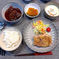 クリスマスご飯🎄(チキンステーキ、マカロニサラダ、牛タンシチュー、かぼちゃの煮物、クラムチャウダー)|cocomikaさん