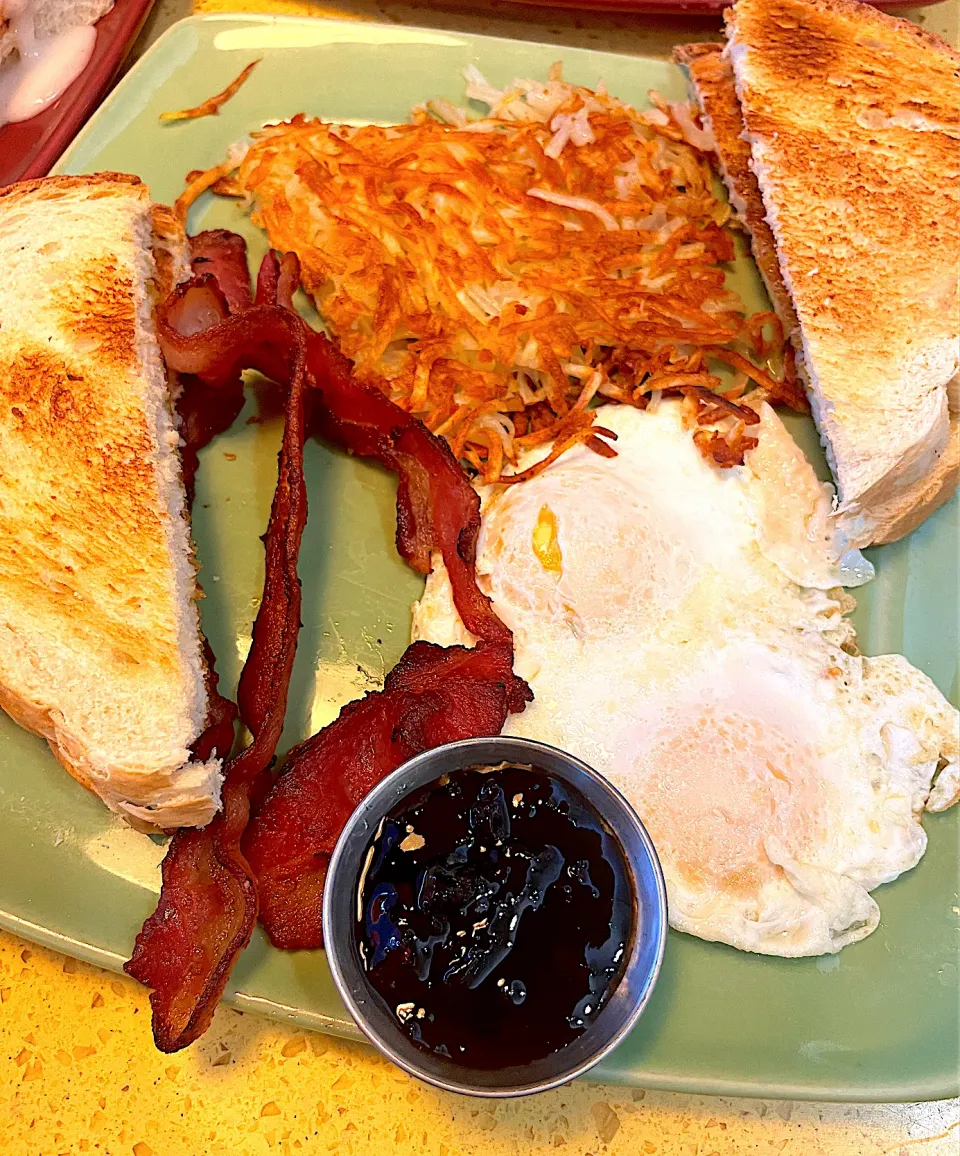 2 eggs 3bacon & hashbrowns with sourdough toast|🌺IAnneさん