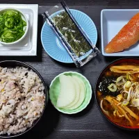 今日の朝ごはん（十六穀ごはんに辛子明太子、味付けのり、納豆、白舞茸とわかめと卵のみそ汁（赤だし）、しそ大根漬）|Mars＠釜飯作り研究中さん