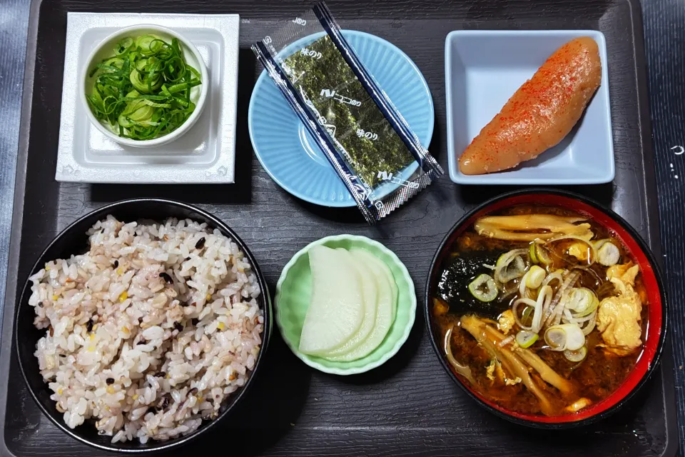 今日の朝ごはん（十六穀ごはんに辛子明太子、味付けのり、納豆、白舞茸とわかめと卵のみそ汁（赤だし）、しそ大根漬）|Mars＠釜飯作り研究中さん