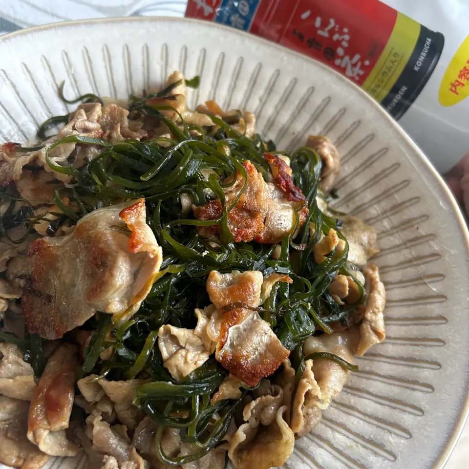 こんぶ茶で昆布と豚肉の炒め物|kononon♡*゜さん
