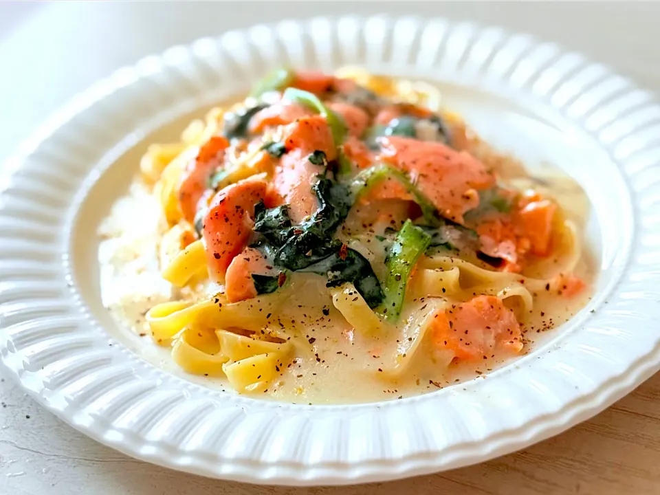 サーモンとほうれん草のクリームパスタ|tap.rinさん