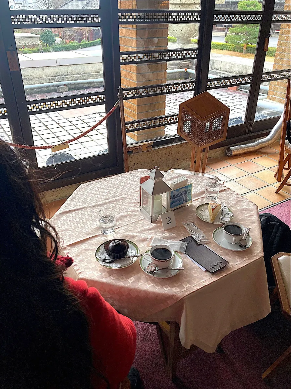 ドームケーキ(私)、ミルクレープ(なび)、明治村ブレンド珈琲＠帝国ホテル喫茶室in明治村|はやとさん