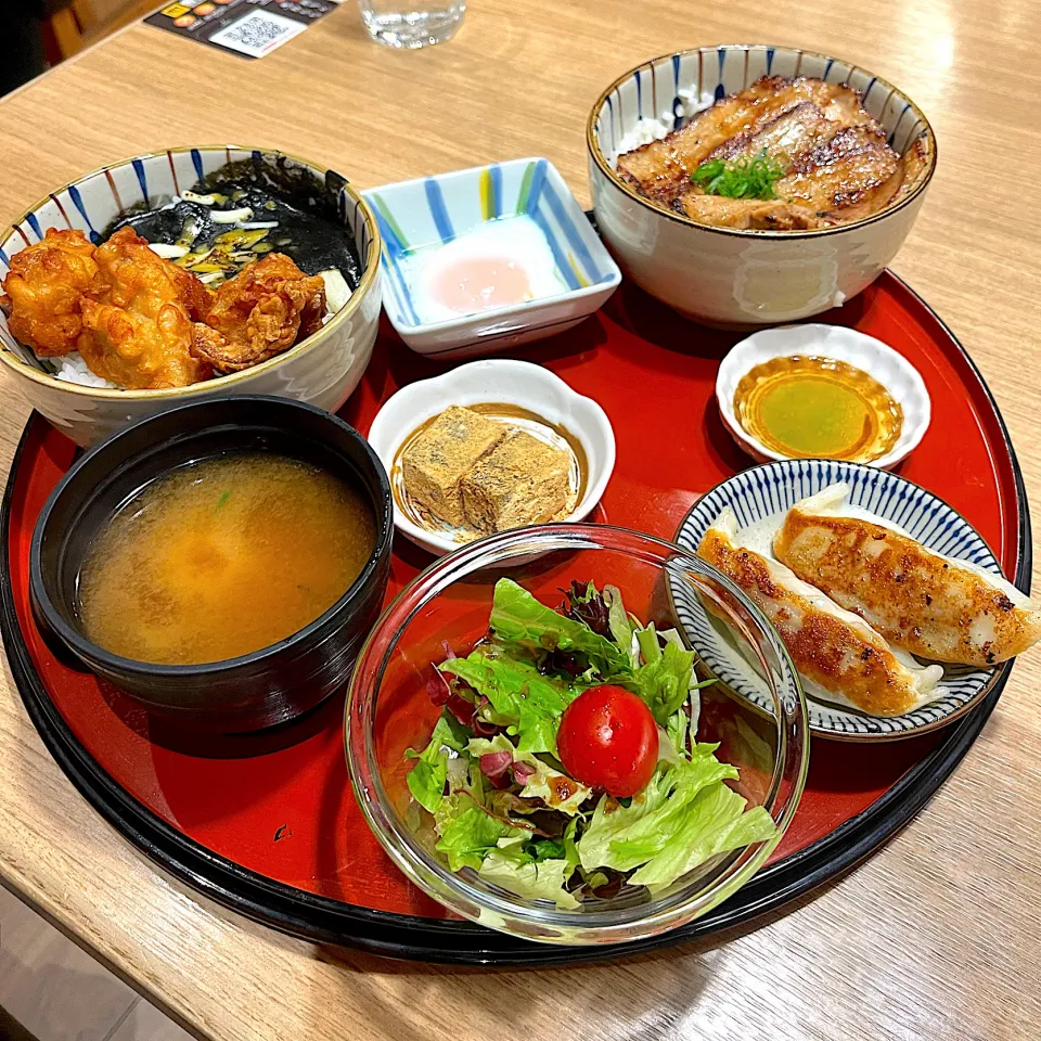 Egg and Grilled Pork Belly Rice Bowl, Fried Chicken Black Curry Rice with Cheese|skyblueさん
