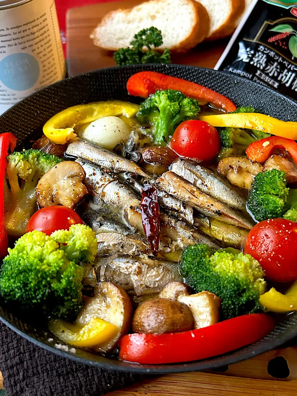 【ユウキ世界の食卓探検隊🌏】オイルサーディンとマッシュルームのアヒージョ|まなまな♡さん