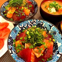 サーモンと鮪の漬け丼➕豚汁➕トマト🍅✨|＊yurika＊さん