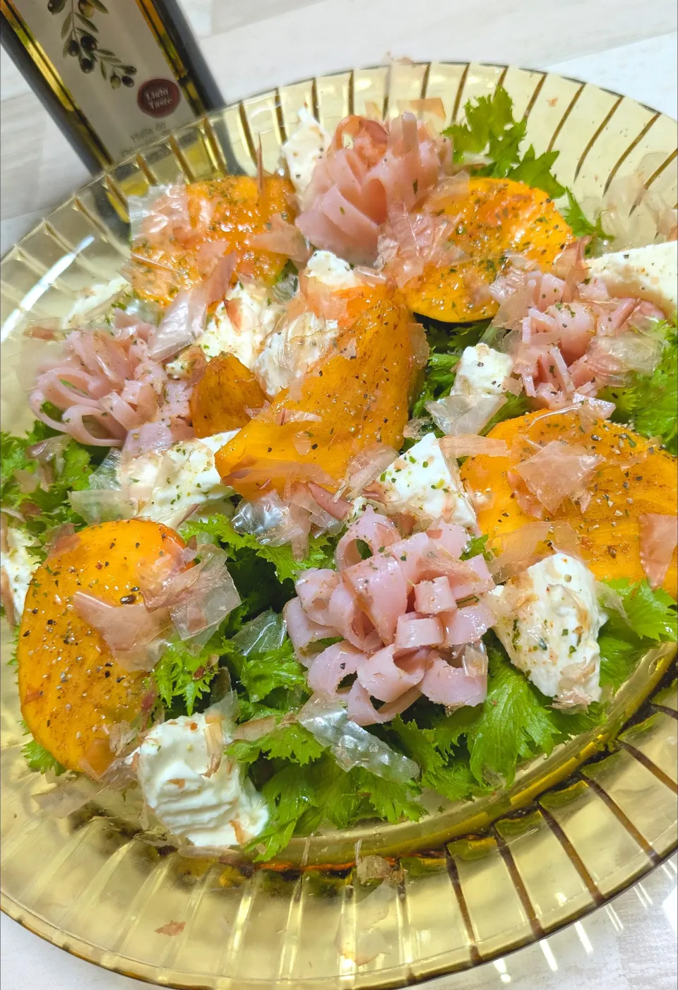 アイさんの料理 柿とモッツァレラと生ハムのサラダ😋🍻🥗💕✨|ひとみんΨ(*´∀｀)Ψさん