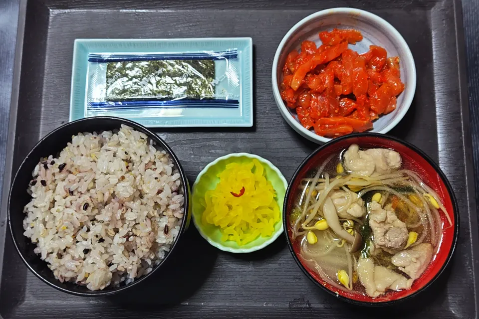 今日の朝ごはん（十五穀ごはんにサーモンユッケ、味付けのり、鶏汁、ごまたくあん）|Mars＠釜飯作り研究中さん