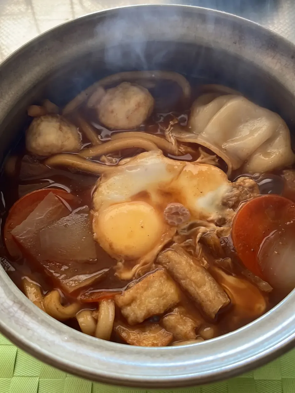 味噌煮込みうどん❣️家にあるもので。冷凍してた鶏団子と餃子🥟そして大根にんじん。|tamemitiさん