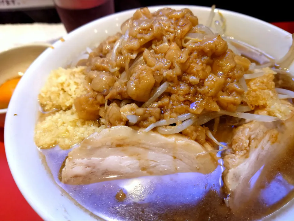【TRY ラーメン大賞 2018年 
汁なし部門1位】 
【食べログ TOP 5000】
用心棒 神保町店 
ラーメン (980円、麺300g) 
― 麺半分150g
＋豚追加1 (180円)
＋スキヤキ (生卵/魚粉/葱、130円)
＋ニンニクマシ (無料) 
＋ショウガマシマシ (無料) 
＋ヅケアブラマシ (無料)
@神保町3分 
(JR秋葉原駅から徒歩25分) 
25350
〈醤172塩58噌󠄀27タ12昆9出17 F18冷27混5つ3焼1ポ1〉|大脇さん
