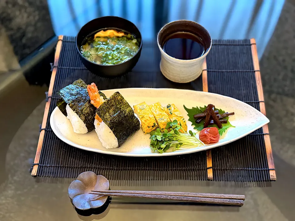 年末年始休暇2日目✨

朝から韓ドラ観ながらの朝ごはん
⚫︎海老天むす🍙🍤
⚫︎ねぎ入りだし巻き玉子
⚫︎きゃら蕗
⚫︎梅干し
⚫︎お味噌汁
⚫︎ルイボスティー|yokoさん