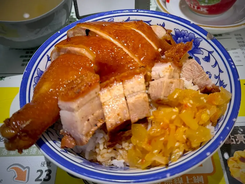 香港茶餐廳の焼き物丼|270w178bさん