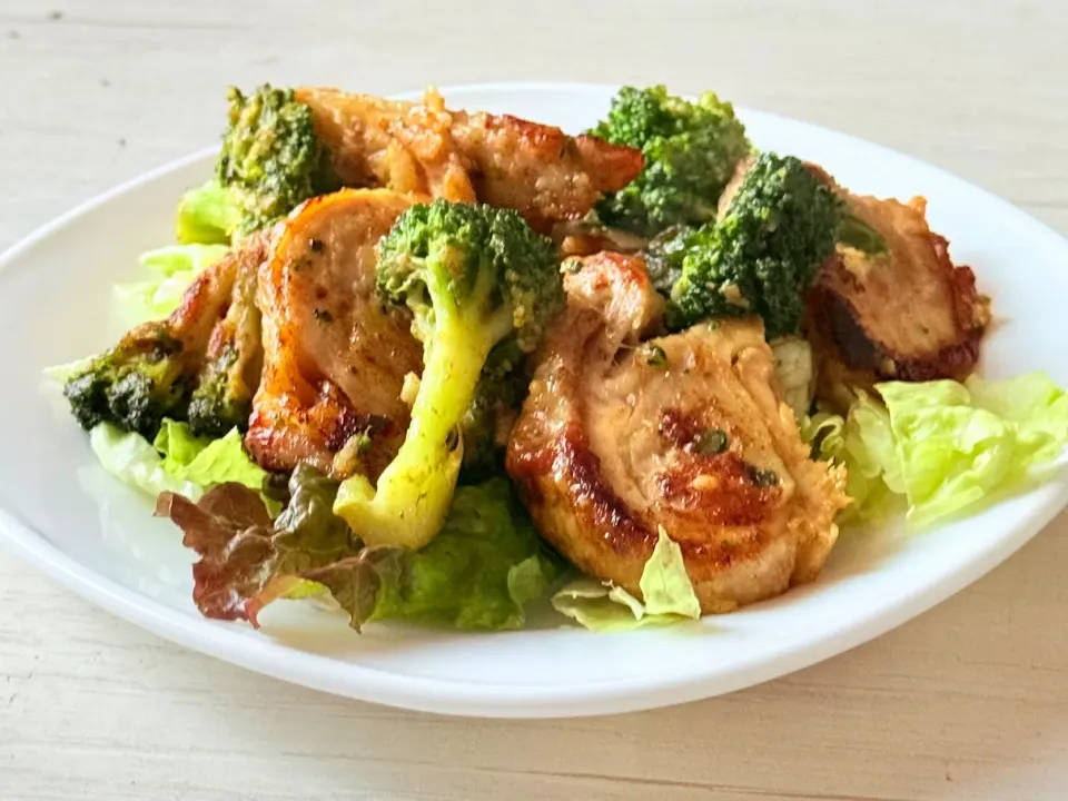 ロールチキンとブロッコリー炒め|tap.rinさん