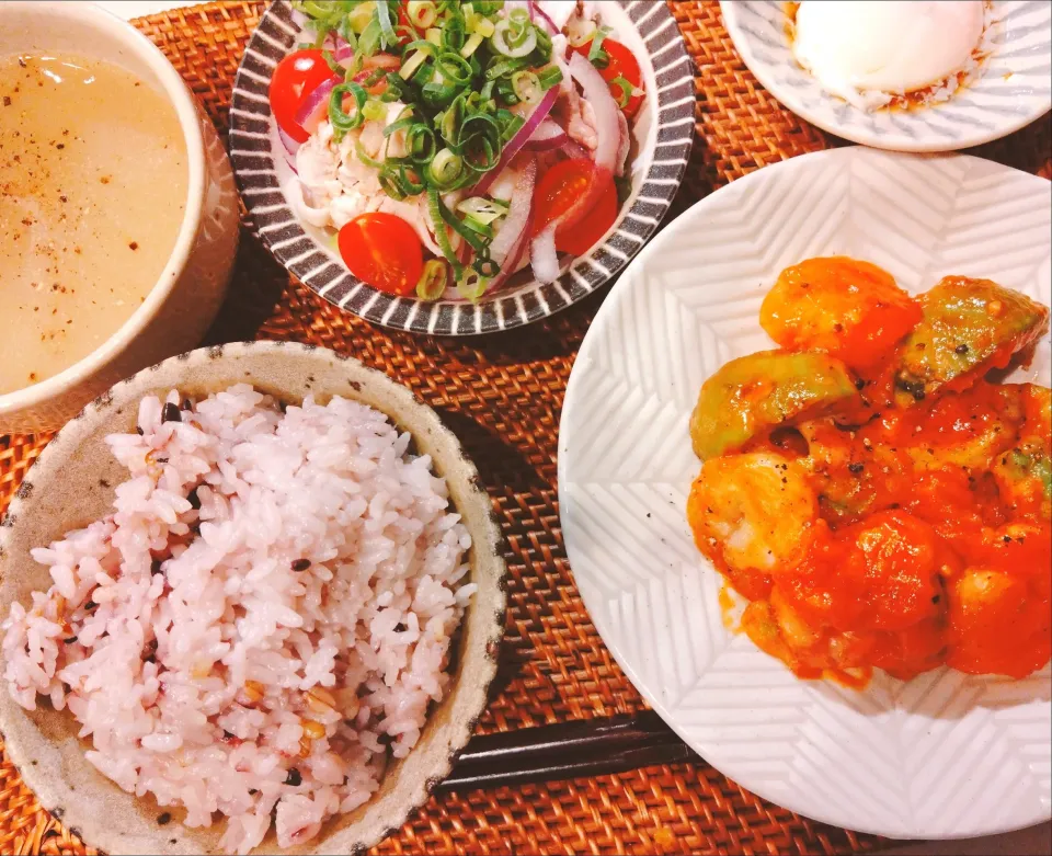 海老アボカドのケチャップマヨ炒め、冷しゃぶサラダ、温玉、十六穀米、新玉ねぎのオニオンスープ|samさん