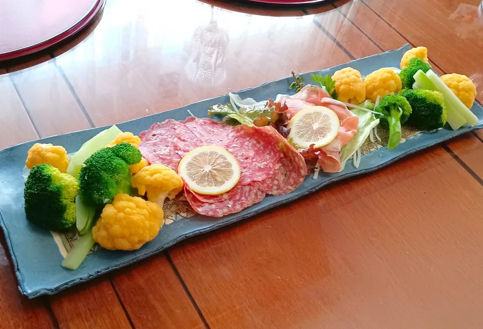 【実家で忘年会🎯】生ハムと生サラミ、彩り野菜のワンプレート🍷|Falco*さん
