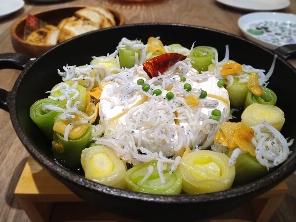 ねぎとカマンベールのアヒージョ|古尾谷りかこさん