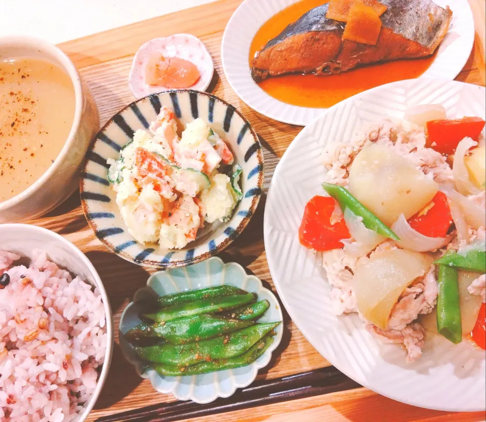 塩麹肉じゃが、さわらの煮付け、モロッコいんげんの胡麻和え、ポテトサラダ、明太子、十六穀米、オニオンスープ|samさん