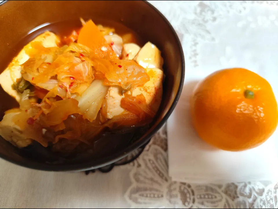 一人ごはん今日はミニキムチ鍋、みかん|m.rafuさん