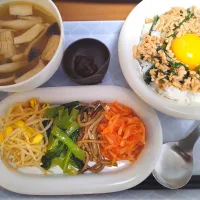 きのこスープ　ナムル　鶏そぼろ丼|さゆさん