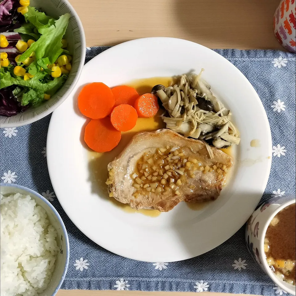 🌛*゜ポークソテー / サラダ / オニオンコンソメスープ|Ayakaさん