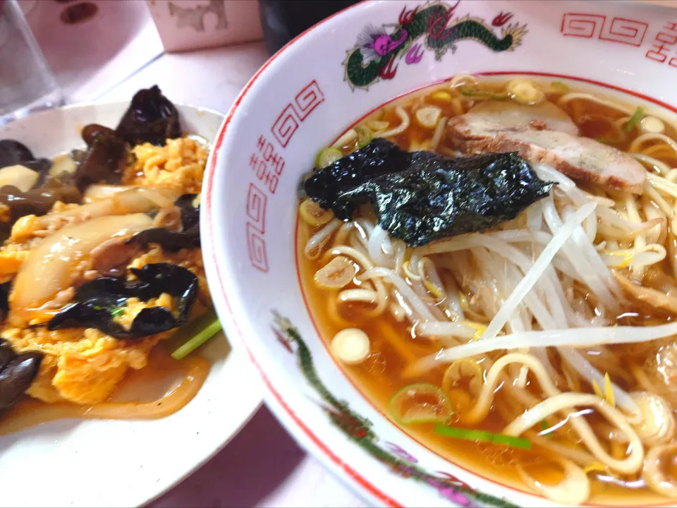 【1946年創業】 
岐阜屋 
ラーメン（550円） 
＋木倉玉子炒め（700円） 
@新宿4分 思い出横丁
25352
〈醤173塩59噌󠄀27タ12昆9出17 F18冷27混5つ3焼1ポ1〉|大脇さん