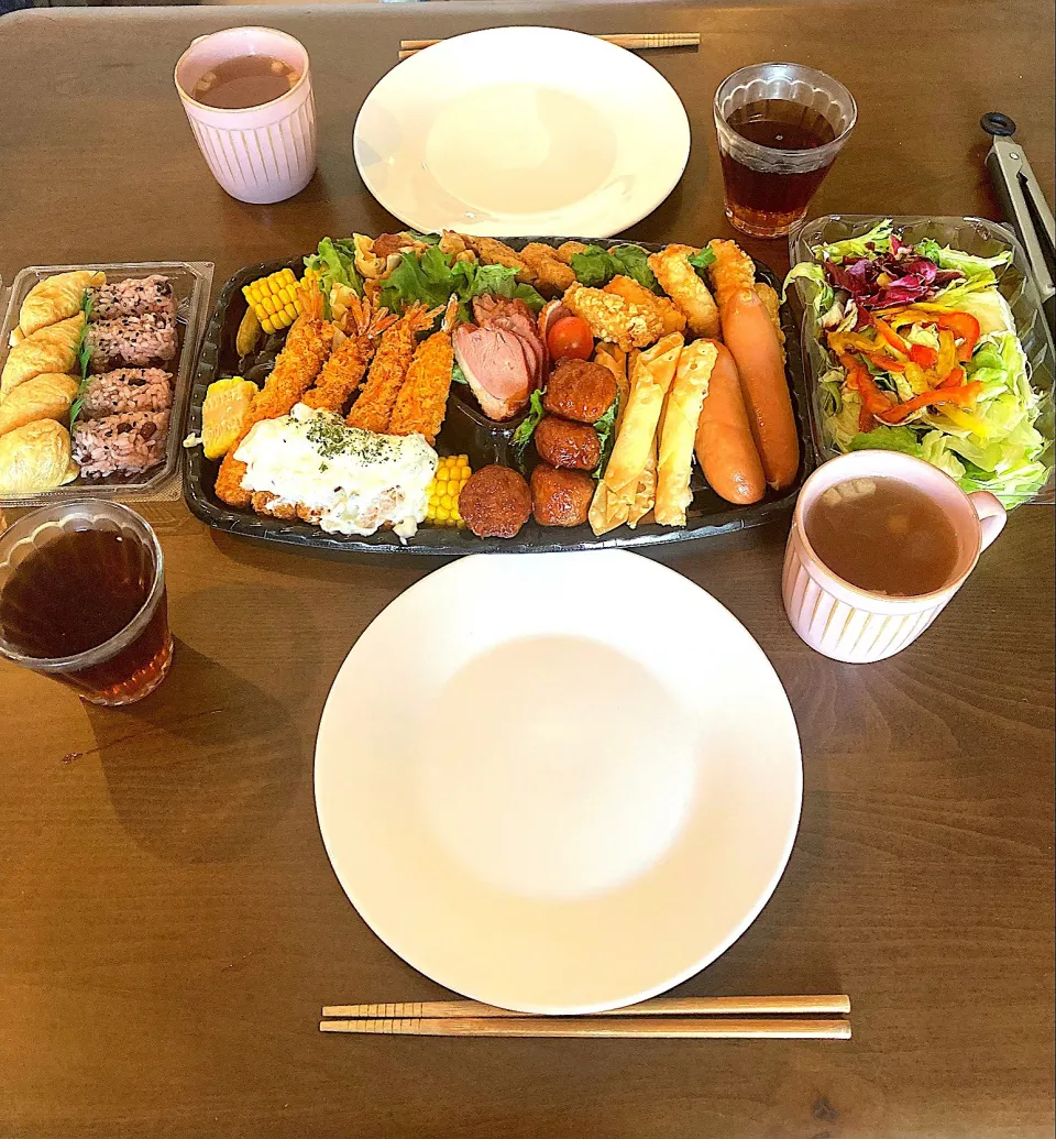 大晦日の昼ご飯  イオン金山店でオードブルセットと稲荷寿司＆赤飯握りとイタリアンサラダを買い、ちょっと豪勢な忘年会です|はやとさん