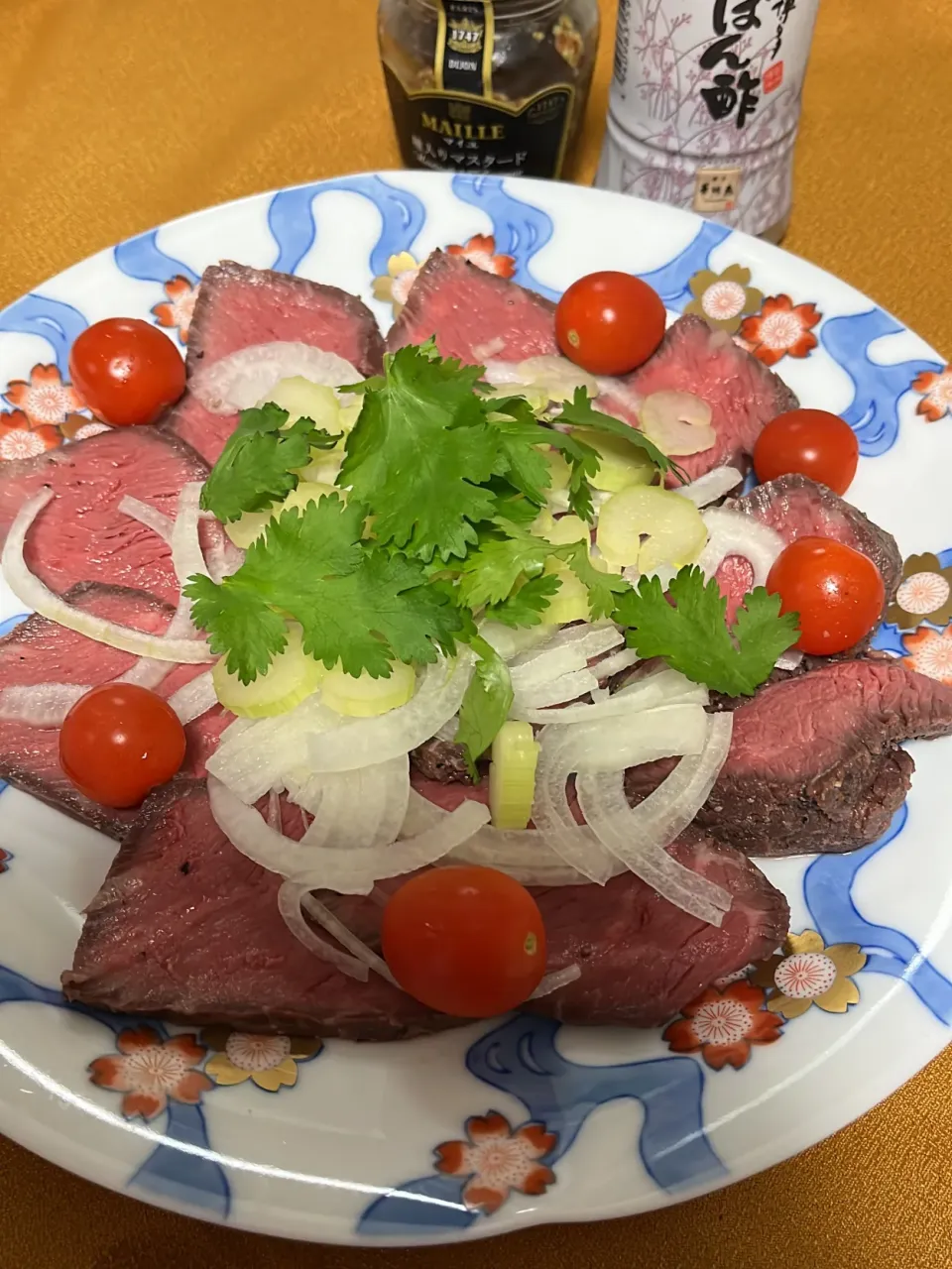 これはお取り寄せで、加賀屋のローストビーフでパクチー🌿のせ。私は大根おろしとポン酢で食べます✨✨|tamemitiさん