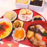 お節料理(栗きんとん、黒豆、伊達巻、蒲鉾、たたきごぼう、数の子)博多お雑煮、いくら丼|samさん