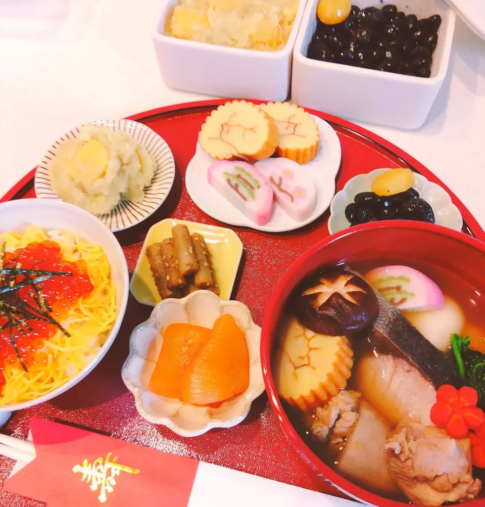 お節料理(栗きんとん、黒豆、伊達巻、蒲鉾、たたきごぼう、数の子)博多お雑煮、いくら丼|samさん