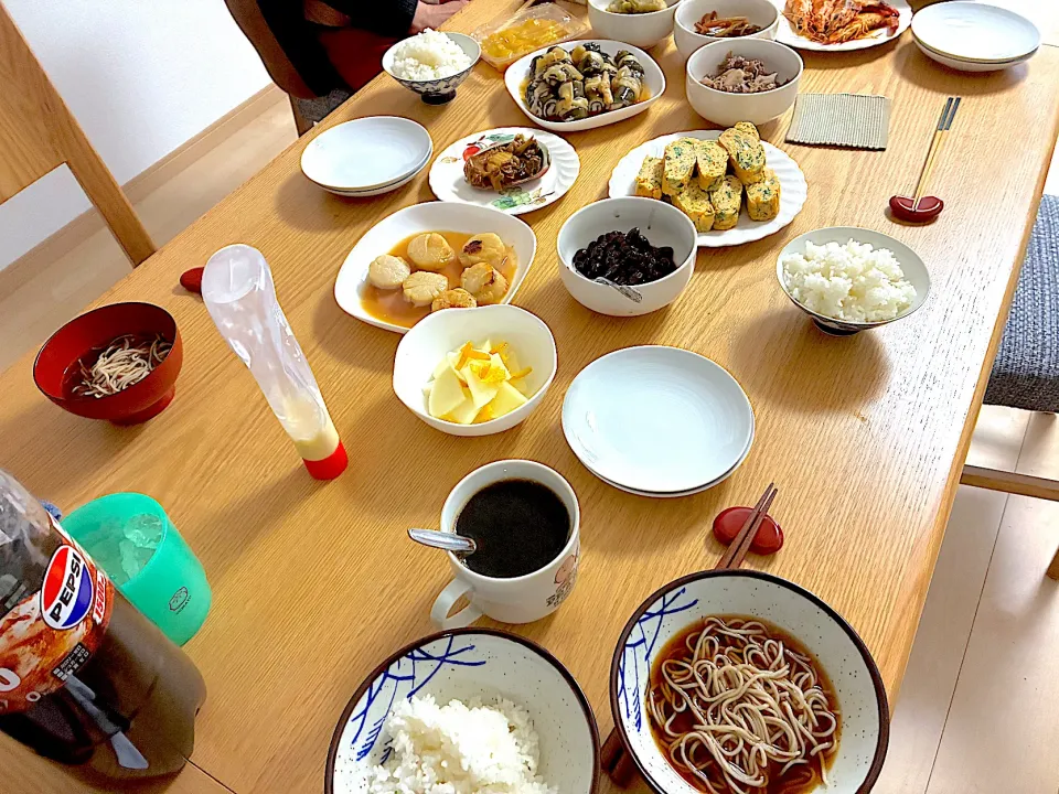 あわびの姿煮、だし巻き玉子、黒豆煮、天使のえびの西京漬け、帆立の西京漬け、紅白かまぼこ、牛肉のしぐれ煮、きんぴらごぼう、里芋煮、豚肉の昆布巻き、ゆず大根。|くろーぶやんさん