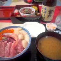 2026元日 夜のご飯は焼津魚センターで手に入れた鮪中トロとホタテとイクラと甘エビ丼🐟|ひーちゃんさん