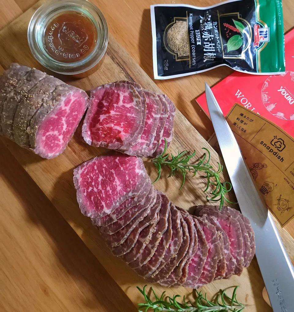 新年初ローストビーフ🐮ユウキ食品の完熟赤胡椒でピリリ…とスパイシーに😃|ナオミさん