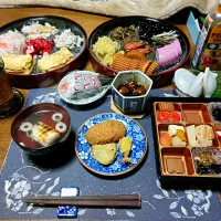 小分けおせちを盛り付けたおせち、黒酢酢豚、市販のおせち、お雑煮、国産紅ずわいがにのクリームコロッケ、天ぷら、手巻き寿司、烏龍茶、柏餅(夕飯)| enarinさん