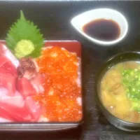 海鮮重となめことネギの味噌汁|銀蔵じいちゃんさん