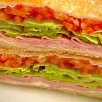 雑煮も飽きたので今朝は                                   「トーストサンド」(ハム•🥬・🍅)|mottoさん