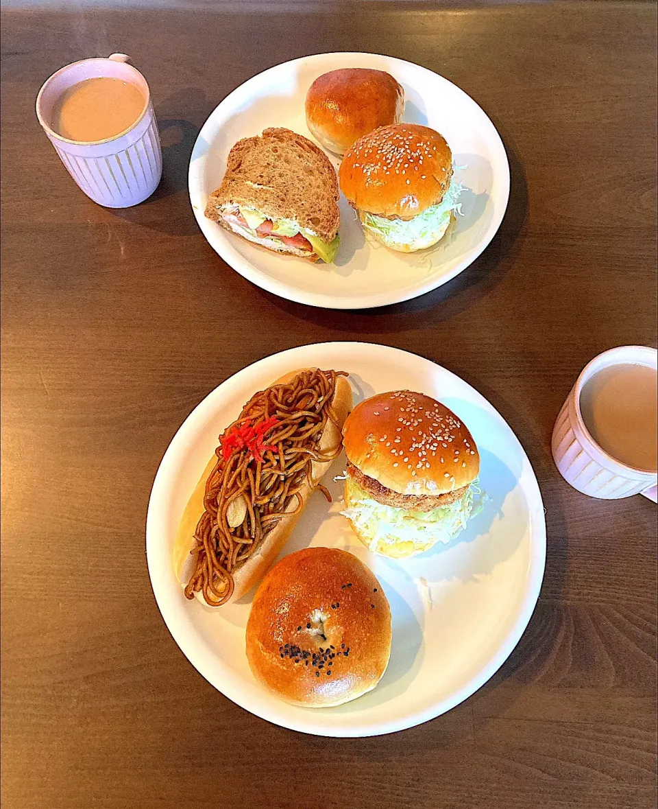 １月３日の朝昼兼用ご飯  大須ベーカリーのメンチカツバーガー、ツナ・アボガド・トマトサンド、珈琲あんぱん(わたし)とメンチカツバーガー、やきそばパン、つぶあんぱん(ナビ)|はやとさん