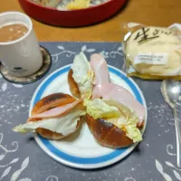 レーズンロールパントーストサンドイッチ、生メロンパン、おせち、ホットコーヒー(朝ご飯)|enarinさん