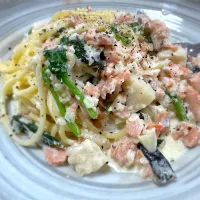 サーモンとホタテとほうれん草のクリームパスタ🍝| buhizouさん