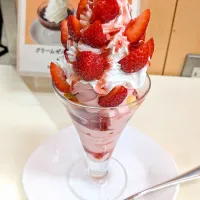 苺イチゴいちごパフェ🍓|いりごまさん