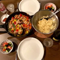 彩り野菜とひよこ豆とデーツとアーモンドとチキンとチョリソのタジン＆クスクスとトマト・きゅうり・ブラックオリーブにバルサミコ酢とオリーブオイルをかけた地中海サラダ　タジンはハリッサをつけていただきます。