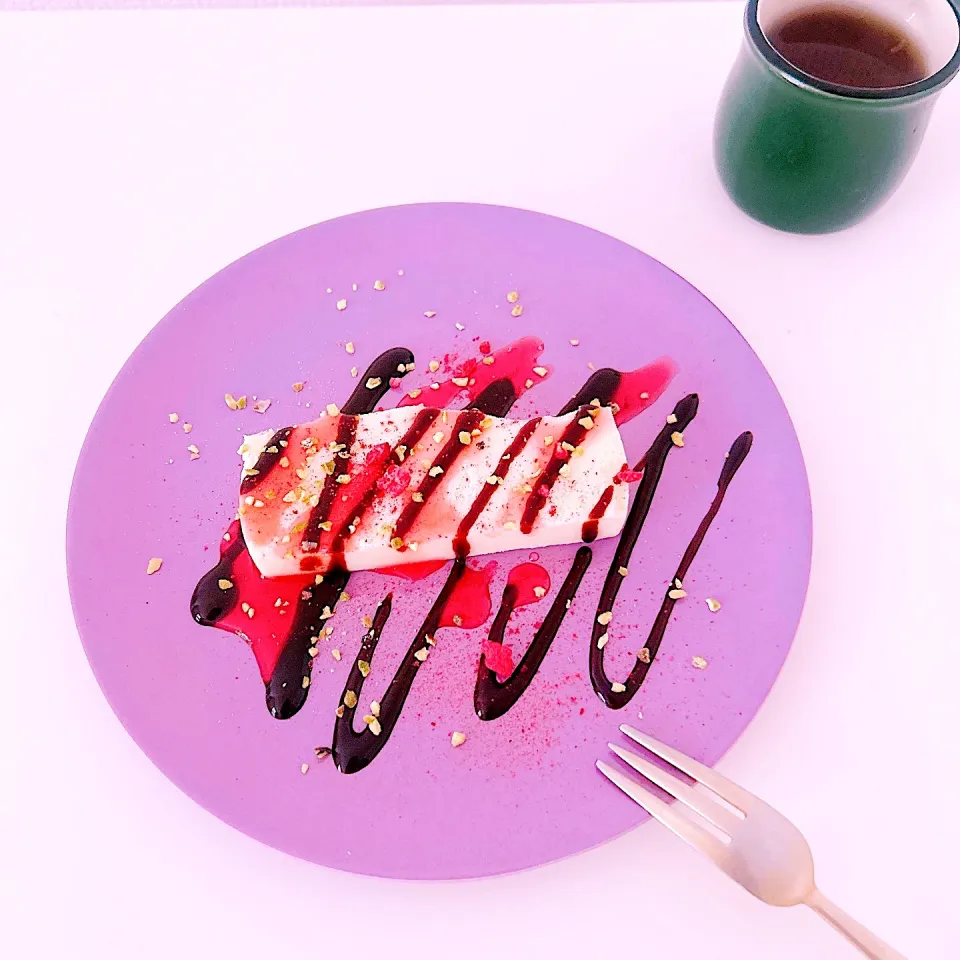 チーズケーキ🧀🍫🍓|sakiさん