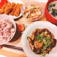 茄子と豚肉の甘辛炒め、手羽の唐揚げ、エリンギとウインナーとオリーブガーリック炒め、明太子、十六穀米、お味噌汁|samさん