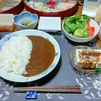 カレーライス、アボカドサラダ、小松菜のお浸し、納豆、冷奴、おせち、六条麦茶、練乳&カシスジャムかけ手作り牛乳ゼリー(夕飯)|enarinさん