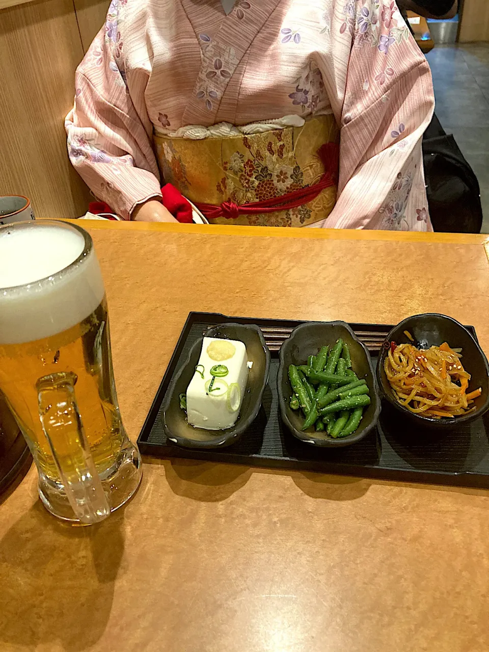 １月４日の晩ご飯　犬山有楽苑の初釜から大須観音に帰ってきて駅前のしんぱち食堂でいただきます。今日はノンアルデーの予定でしたが、こちらは生ビール190円と、超お得なのでとっちゃいました。（実況中継開始）|なびさん