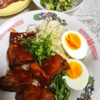 頂きもの豚味噌󠄀煮で丼、ブロッコリー塩昆布ツナマヨサラダ、鴨スモークハム|m.rafuさん