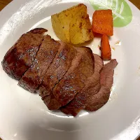 実家から貰った分厚いお肉でステーキ🤤|フェンさん